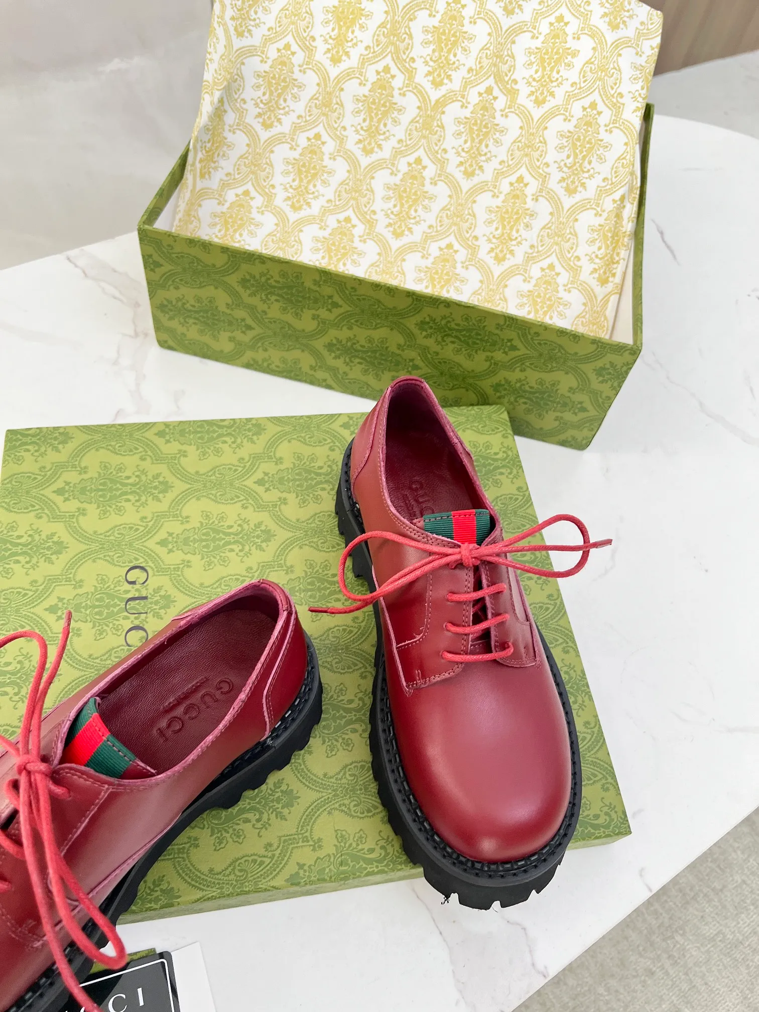 👟👟Ex-factory price 500👟👟 New arrival! 2024 latest version of GUCCI versatile strappy loafers, heel height: 5cm, fabric: first layer cowhide/open edge beads, lining/foot pads: sheepskin lining.  The outsole is made of foam outsole. Color: black/ancora red. Size: 35-41